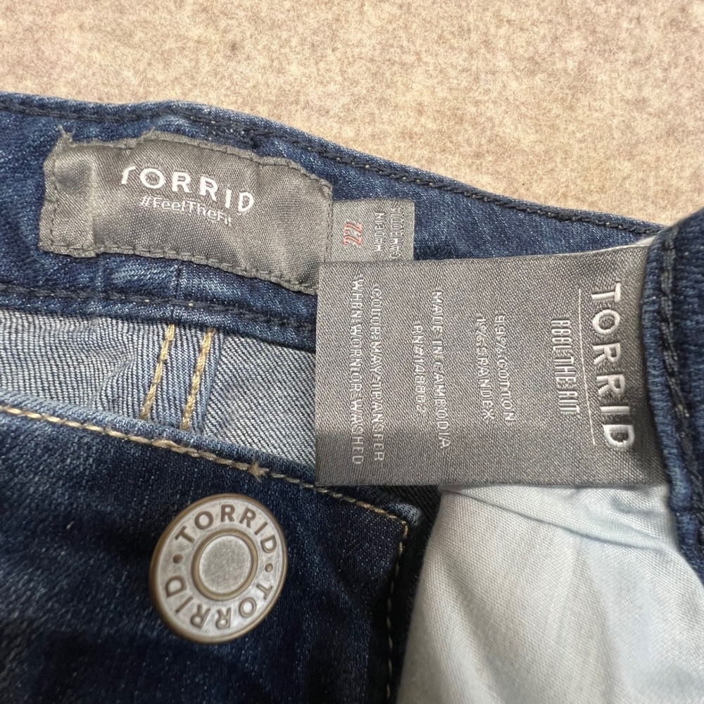 Torrid Denim Shorts Womens Size 22 Mid Rise Cuffed Blue Jean - Picture 3 of 5